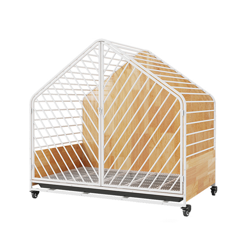 Großer Holzstahl in Innenhundkäfig